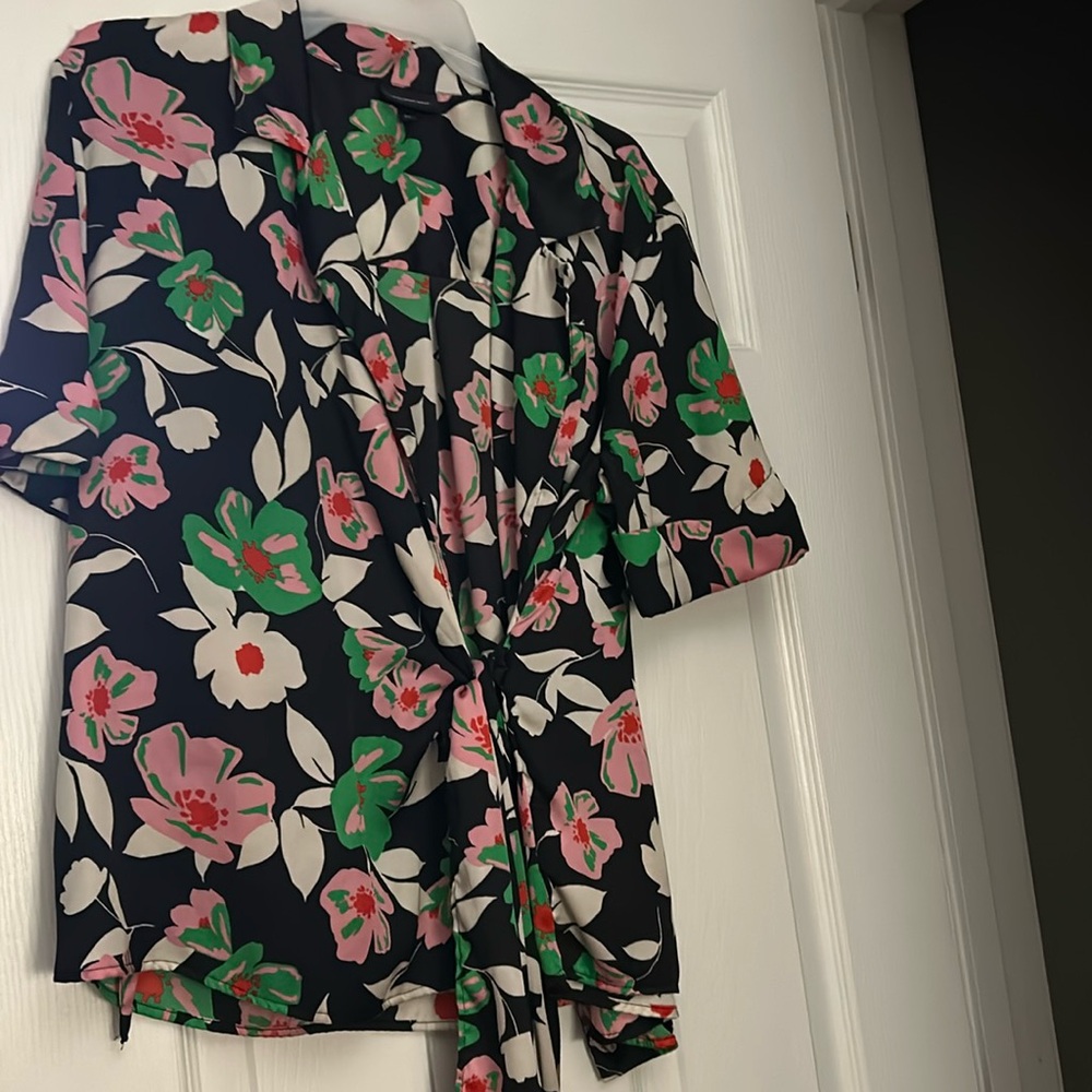 Women’s dressy wrap around shirt black floral size Medium